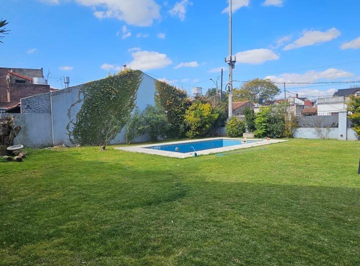 Casa · 200m² · 4 Ambientes · 2 Cocheras