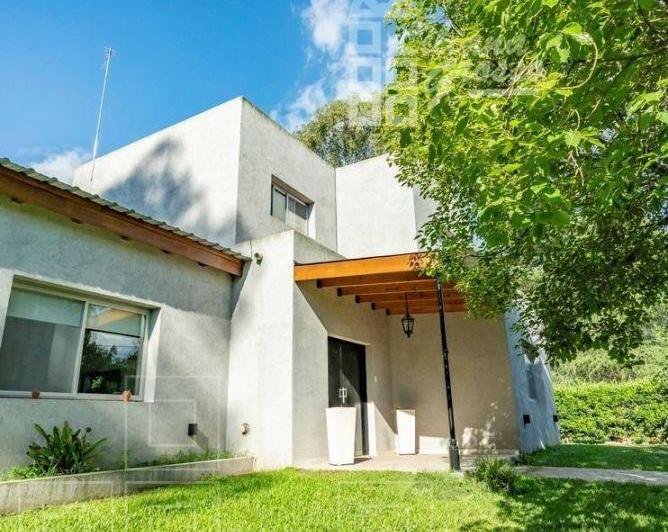 Casa · 252m² · 5 Ambientes · 1 Cochera