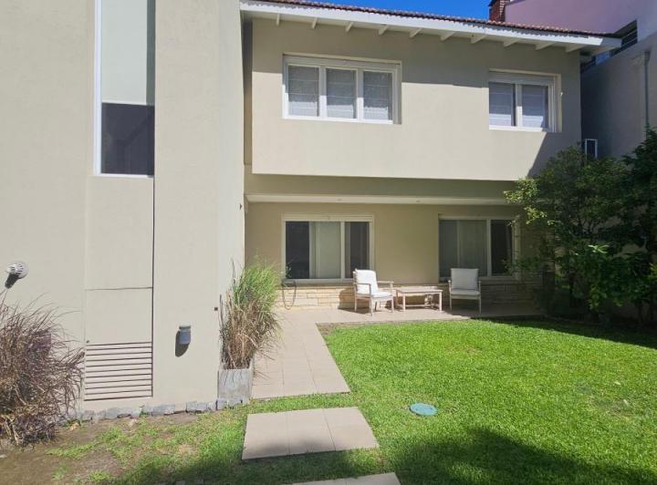Casa · 270m² · 4 Ambientes · 1 Cochera