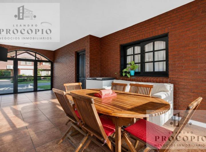 Casa · 410m² · 5 Ambientes · 4 Cocheras