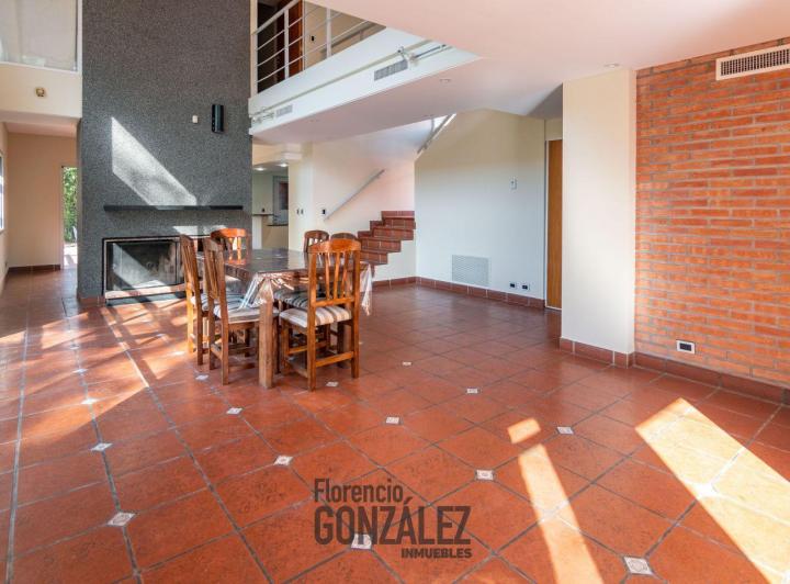 Casa · 210m² · 4 Ambientes · 4 Cocheras