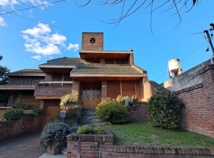 Casa · 320m² · 6 Ambientes · 1 Cochera