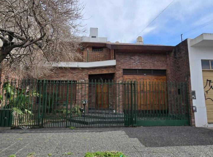 Casa · 250m² · 5 Ambientes · 2 Cocheras