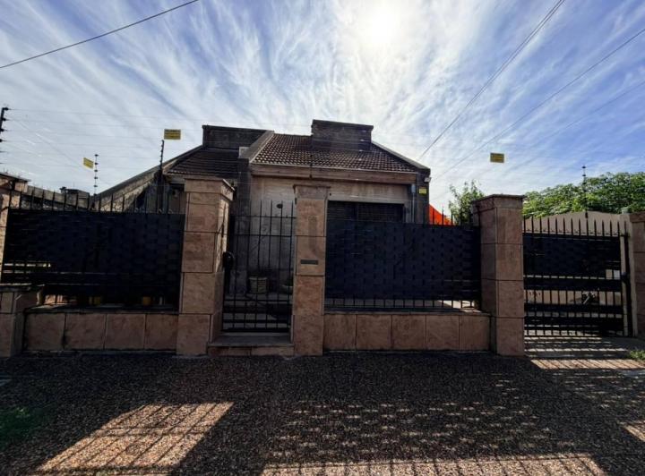 Casa · 210m² · 5 Ambientes · 2 Cocheras