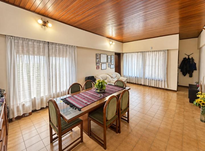 Casa · 170m² · 6 Ambientes · 2 Cocheras