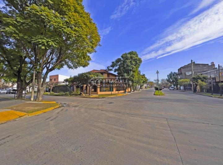 Casa · 200m² · 5 Ambientes · 4 Cocheras