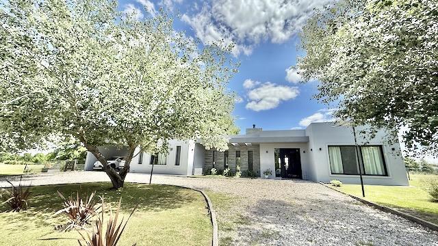 Casa · 260m² · 4 Ambientes · 4 Cocheras