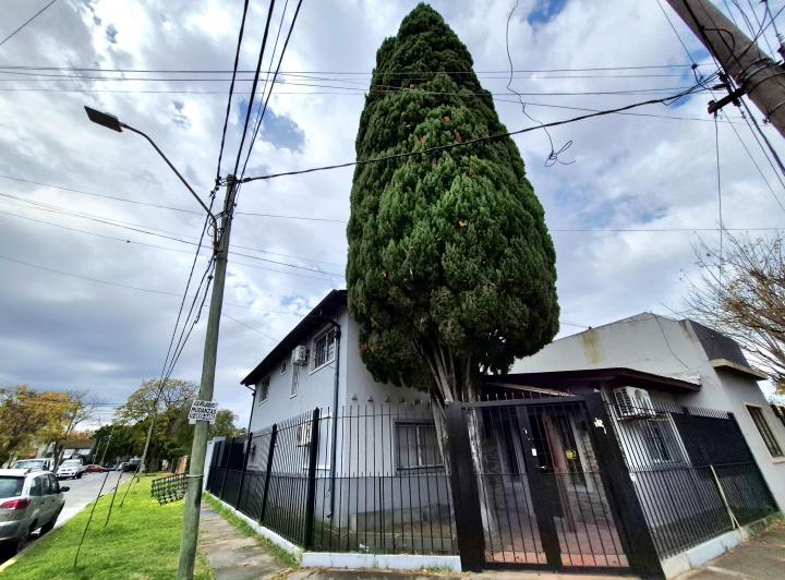 Casa · 130m² · 5 Ambientes · 2 Cocheras