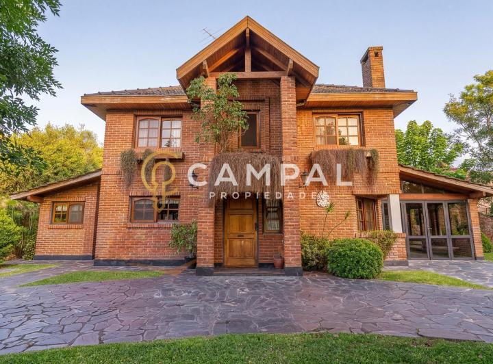 Casa · 232m² · 4 Ambientes · 1 Cochera