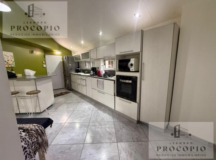 Casa · 250m² · 5 Ambientes · 2 Cocheras