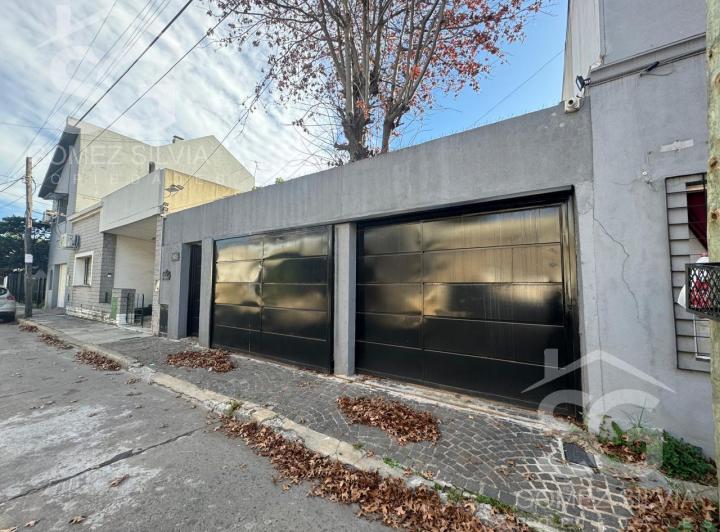 Casa · 220m² · 7 Ambientes · 2 Cocheras