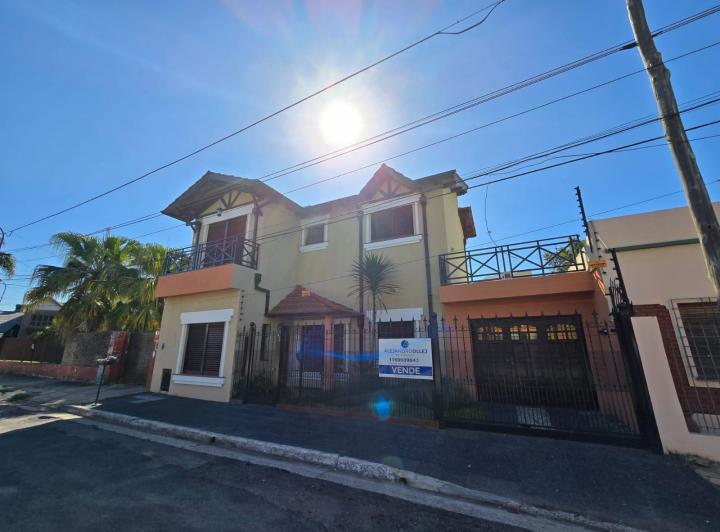 Casa · 141m² · 5 Ambientes · 2 Cocheras