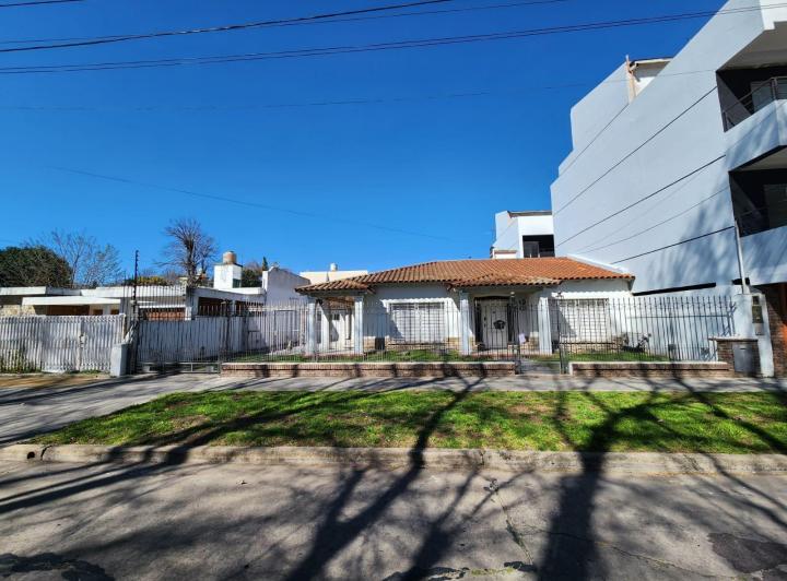 Casa · 140m² · 3 Ambientes · 6 Cocheras