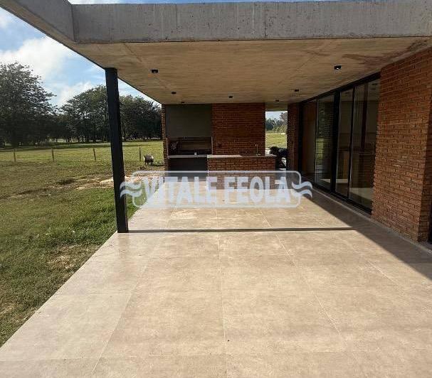 Casa · 213m² · 5 Ambientes · 4 Cocheras