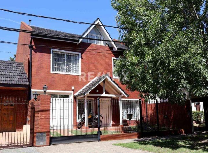 Casa · 284m² · 5 Ambientes · 2 Cocheras