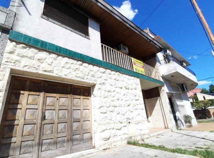 Casa · 220m² · 3 Ambientes · 2 Cocheras