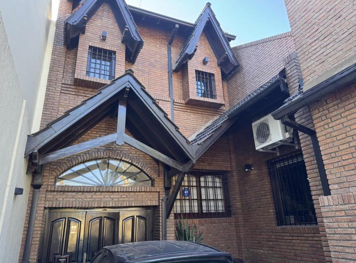 Casa · 320m² · 5 Ambientes · 3 Cocheras