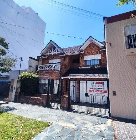 Casa · 270m² · 6 Ambientes · 3 Cocheras
