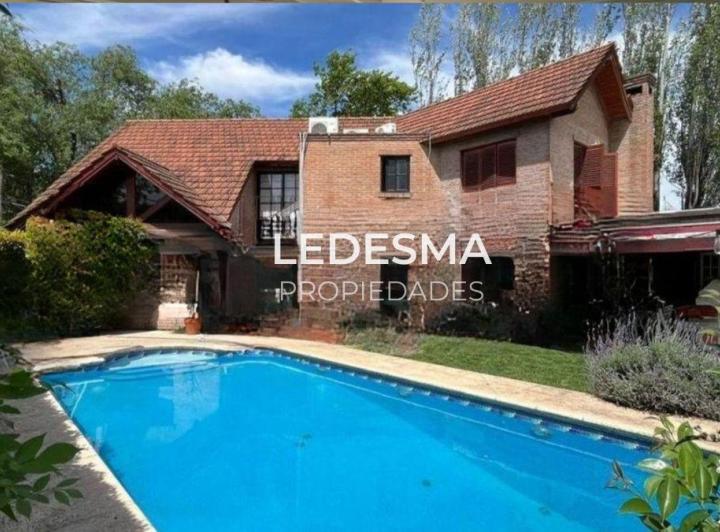 Casa · 290m² · 6 Ambientes · 2 Cocheras