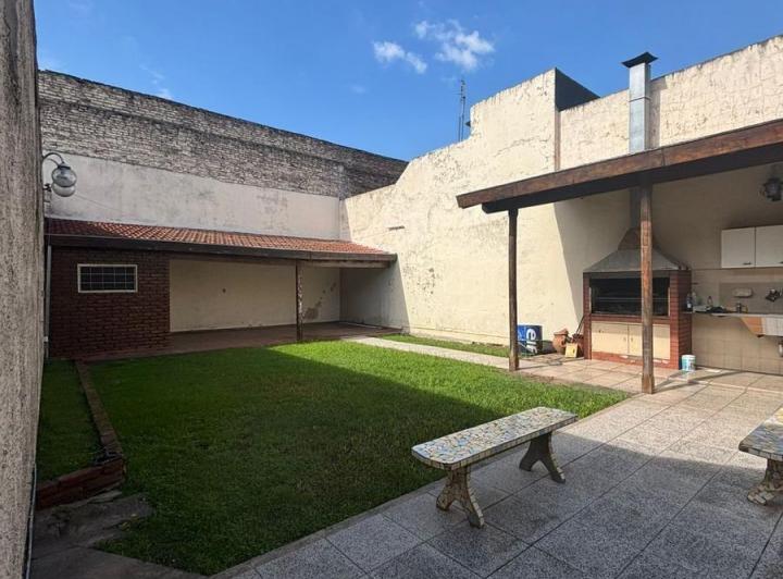 Casa · 220m² · 6 Ambientes