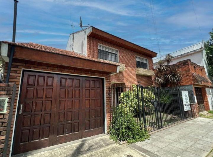 Casa · 210m² · 4 Ambientes · 1 Cochera