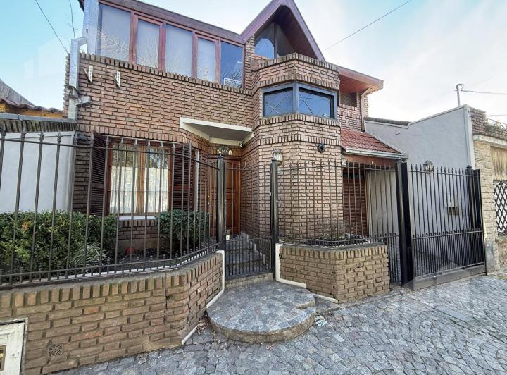 Casa · 190m² · 5 Ambientes · 1 Cochera