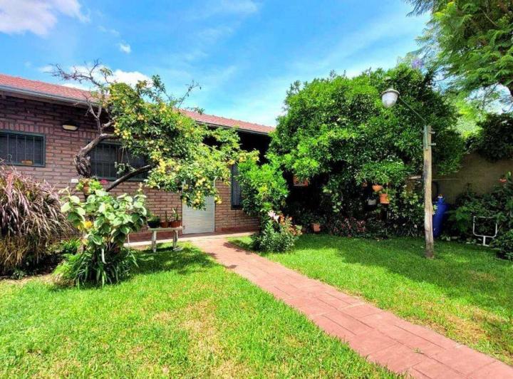 Casa · 235m² · 5 Ambientes · 2 Cocheras