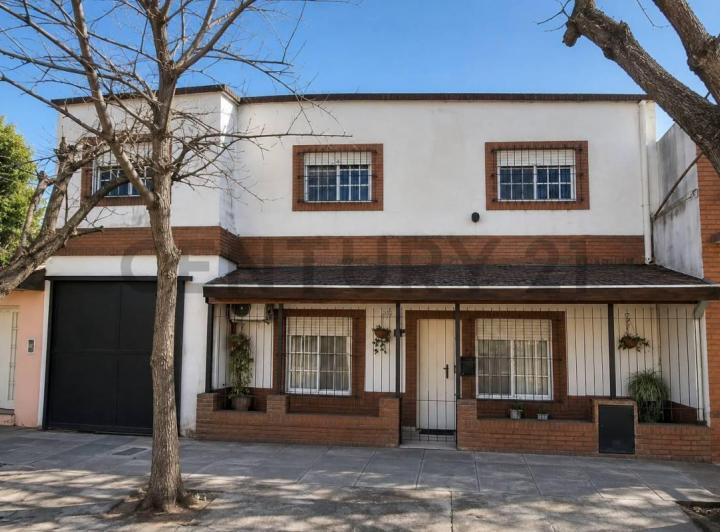Casa · 170m² · 4 Ambientes · 3 Cocheras