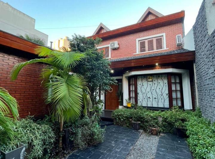 Casa · 300m² · 6 Ambientes · 2 Cocheras