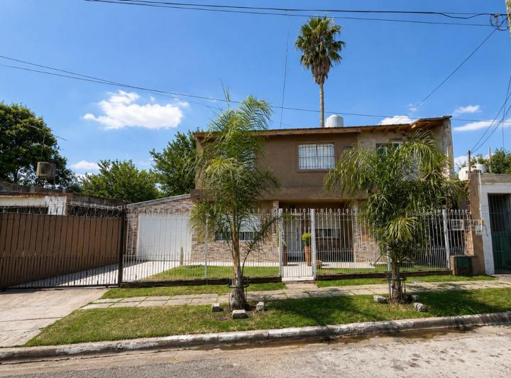 Casa · 230m² · 8 Ambientes · 1 Cochera