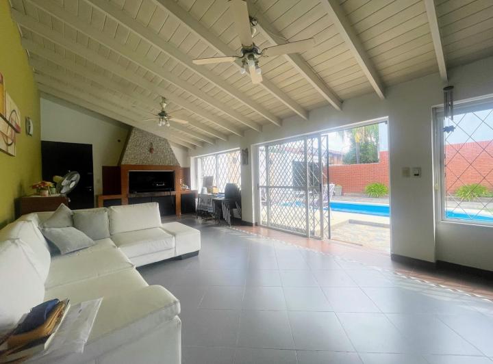 Casa · 250m² · 5 Ambientes · 2 Cocheras