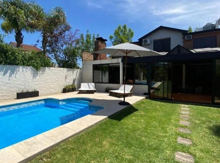 Casa · 120m² · 4 Ambientes · 4 Cocheras