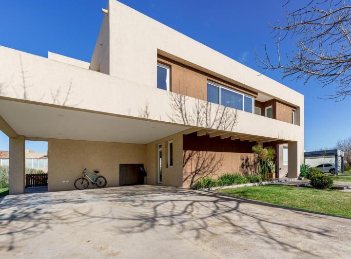Casa · 389m² · 5 Ambientes · 2 Cocheras