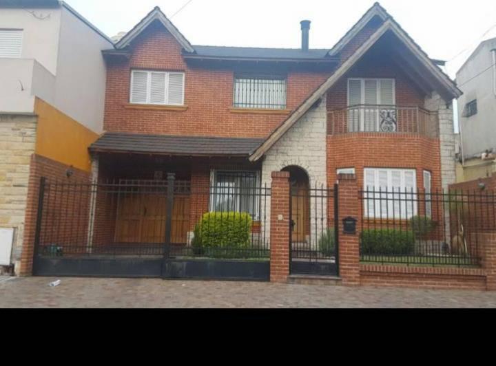 Casa · 300m² · 5 Ambientes · 1 Cochera