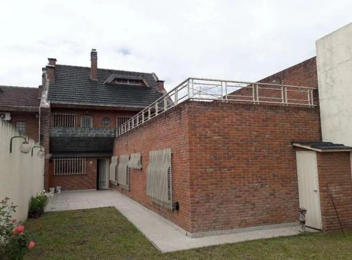 Casa · 320m² · 5 Ambientes · 1 Cochera