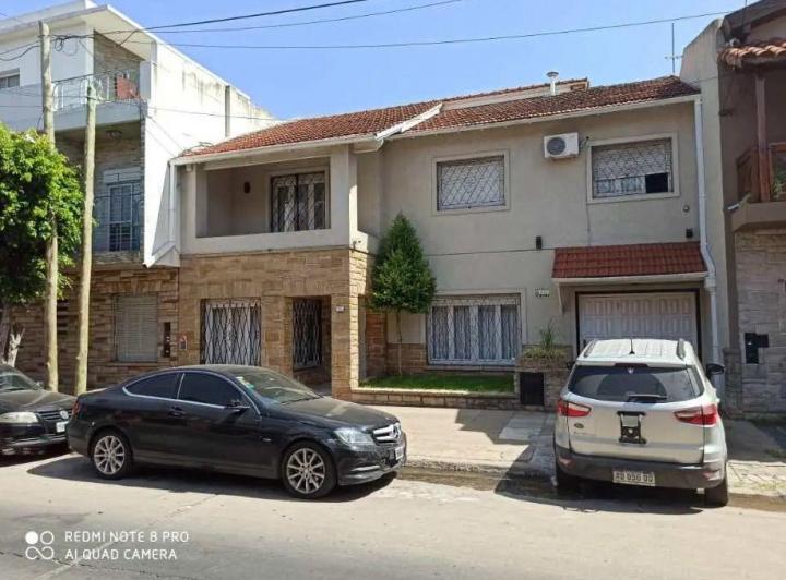Casa · 260m² · 5 Ambientes · 1 Cochera