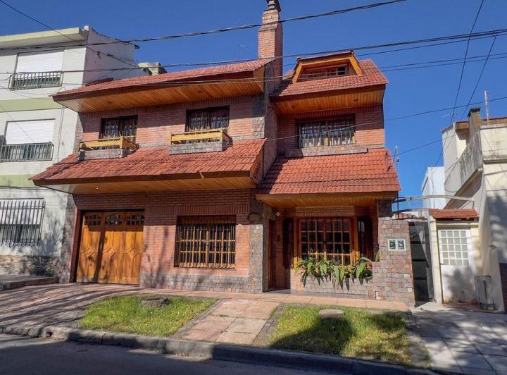 Casa · 230m² · 9 Ambientes · 1 Cochera