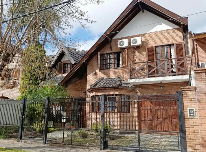 Casa · 180m² · 5 Ambientes · 2 Cocheras