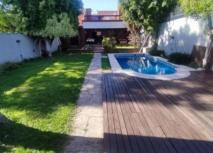 Casa · 250m² · 5 Ambientes · 2 Cocheras