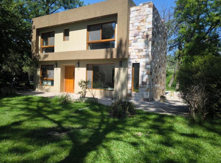 Casa · 148m² · 5 Ambientes · 4 Cocheras