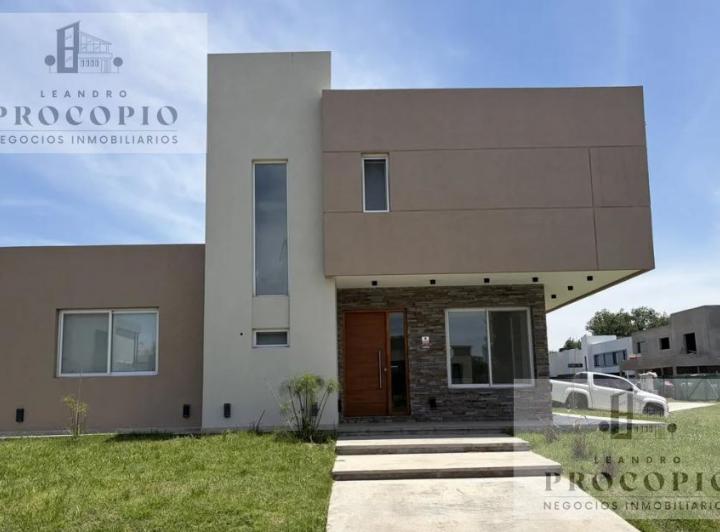 Casa · 300m² · 5 Ambientes · 1 Cochera