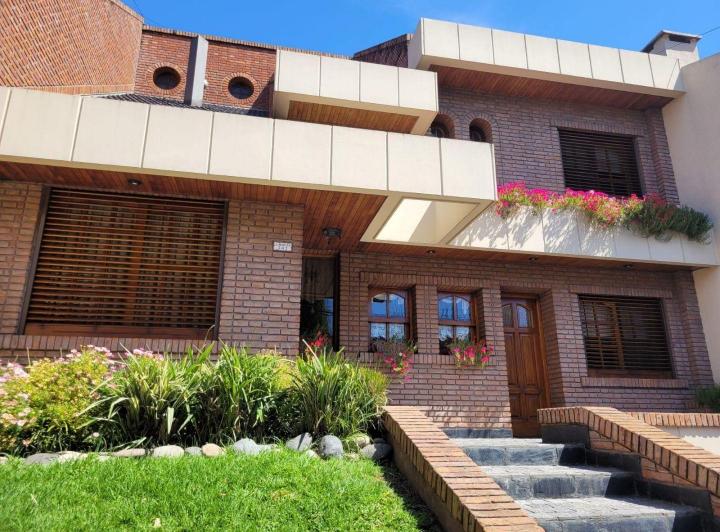 Casa · 247m² · 5 Ambientes · 2 Cocheras