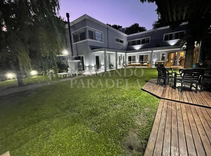 Casa · 300m² · 5 Ambientes · 2 Cocheras