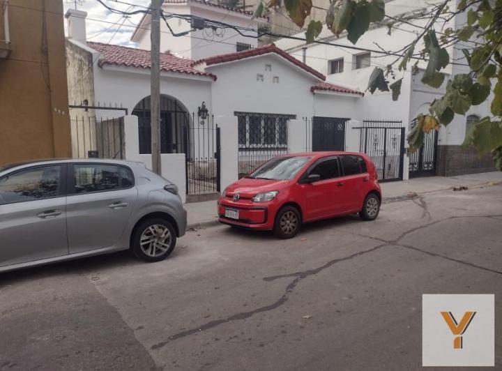 Casa · 220m² · 5 Ambientes · 2 Cocheras