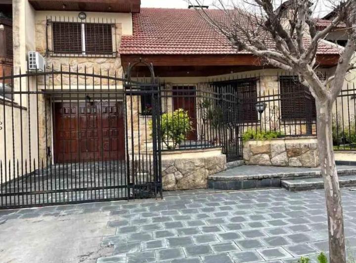 Casa · 280m² · 5 Ambientes · 1 Cochera