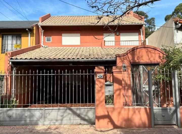 Casa · 200m² · 5 Ambientes · 2 Cocheras
