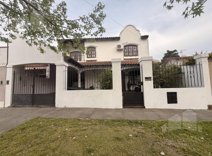 Casa · 235m² · 4 Ambientes · 2 Cocheras