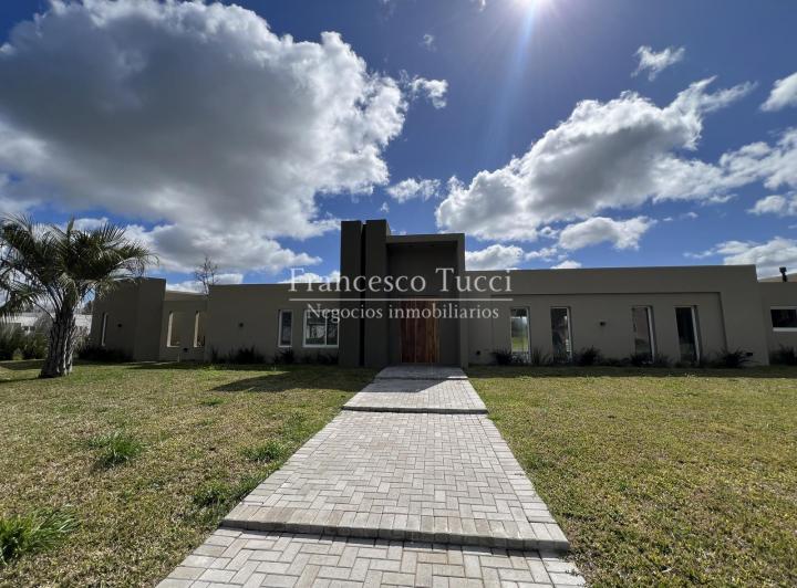 Casa · 315m² · 5 Ambientes · 2 Cocheras