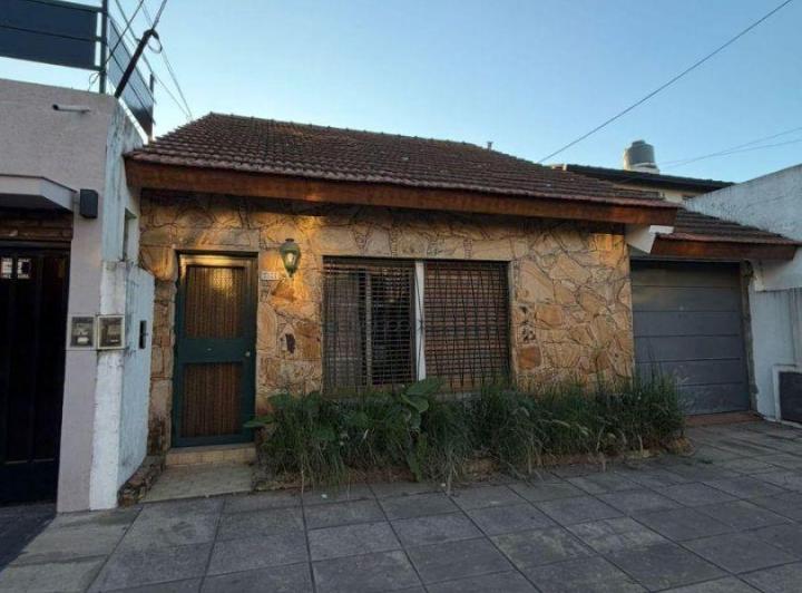 Casa · 140m² · 4 Ambientes · 3 Cocheras