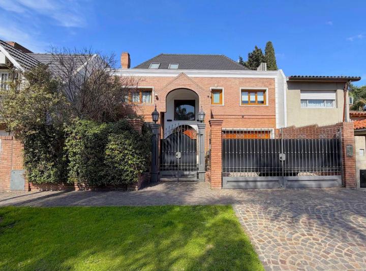 Casa · 260m² · 5 Ambientes · 2 Cocheras
